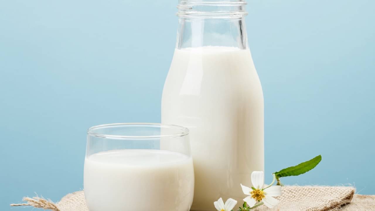 Milk: রাতে ঘুমোতে যাওয়ার আগে দুধ খাচ্ছেন? বাড়তে পারে ওজন...