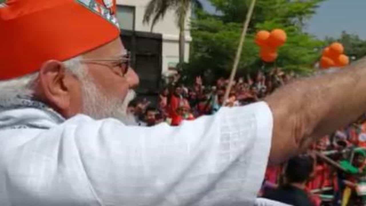 PM Modi Gujarat Visit: ৪ রাজ্যেই উঠেছে গেরুয়া ঝড়, এবার নিজের গড়েই নির্বাচনী প্রচারে মোদী PM Modi Gujarat Visit: ৪ রাজ্যেই উঠেছে গেরুয়া ঝড়, এবার নিজের গড়েই নির্বাচনী প্রচারে মোদী