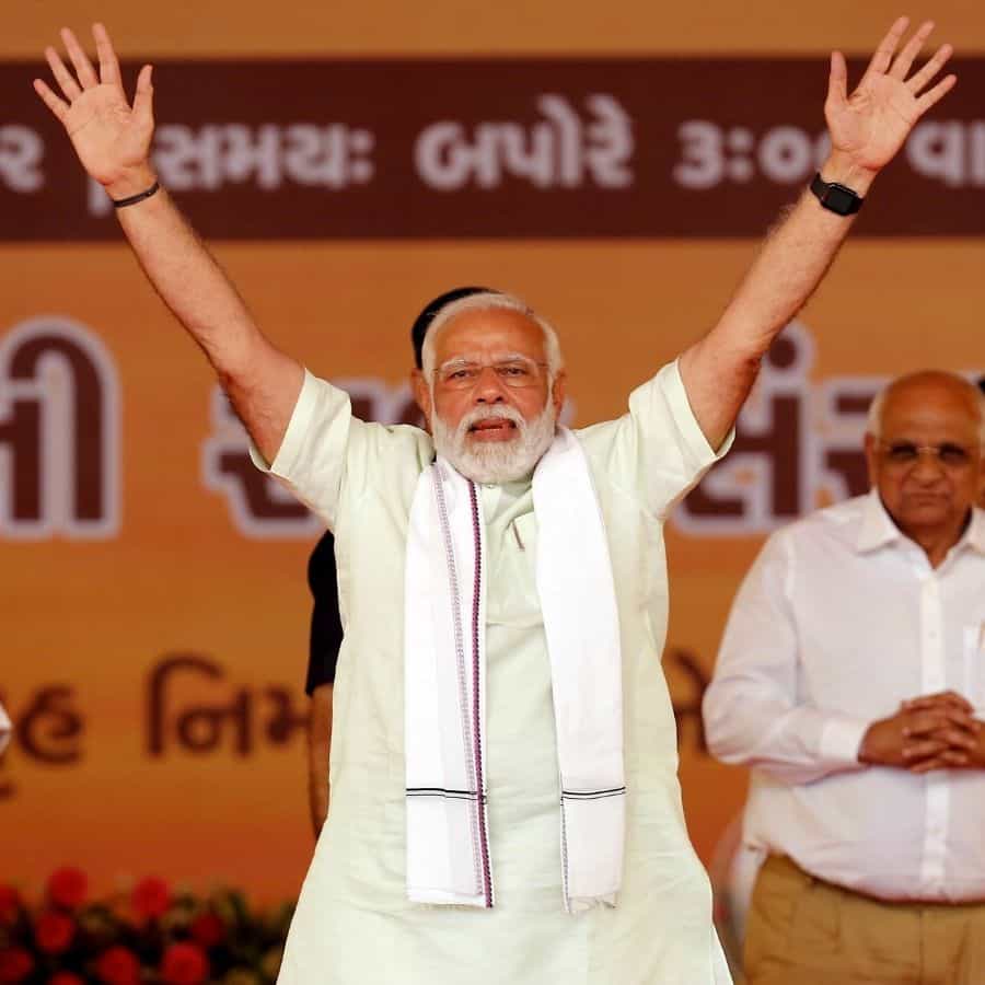 পাঁচ রাজ্যের বিধানসভা নির্বাচন পর্ব সাঙ্গ হয়েছে। চার রাজ্যেই বিপুল ভোটে জয়ী হয়েছে বিজেপি। তবে জয়ের স্বাদ উপভোগ করার বদলে ফের কাজে নেমে পড়েছেন প্রধানমন্ত্রী নরেন্দ্র মোদী। সেই কারণেই বিধানসভা নির্বাচনের ফল প্রকাশের পরদিনই নিজের রাজ্য গুজরাটে প্রচার সারতে পৌঁছলেন তিনি। কারণ চলতি বছরই সেই রাজ্যেও রয়েছে বিধানসভা নির্বাচন।