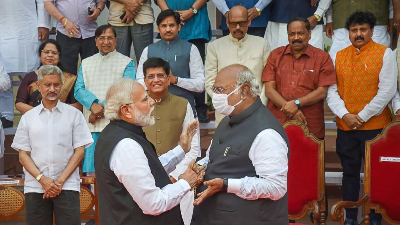PM Narendra Modi: রাজ্যসভার ৭২ সাংসদকে বিদায় জানাতে গিয়ে প্রধানমন্ত্রী বাংলায় বললেন, 'আসি বলো...'