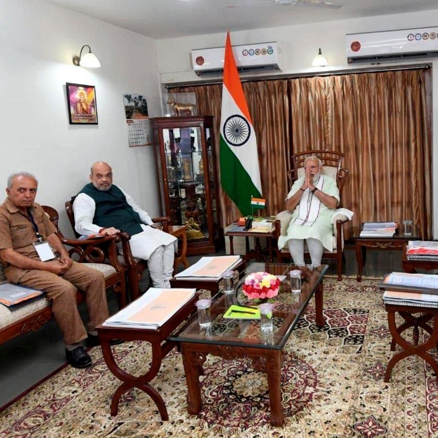 প্রধানমন্ত্রী বাড়ি এসেছেন, এই খবর পেতেই এলাকাবাসীও ভিড় জমান তাঁকে একঝলক দেখার জন্য। প্রধানমন্ত্রীর সঙ্গে তাঁর বাড়িতে যান স্বরাষ্ট্রমন্ত্রী অমিত শাহও।