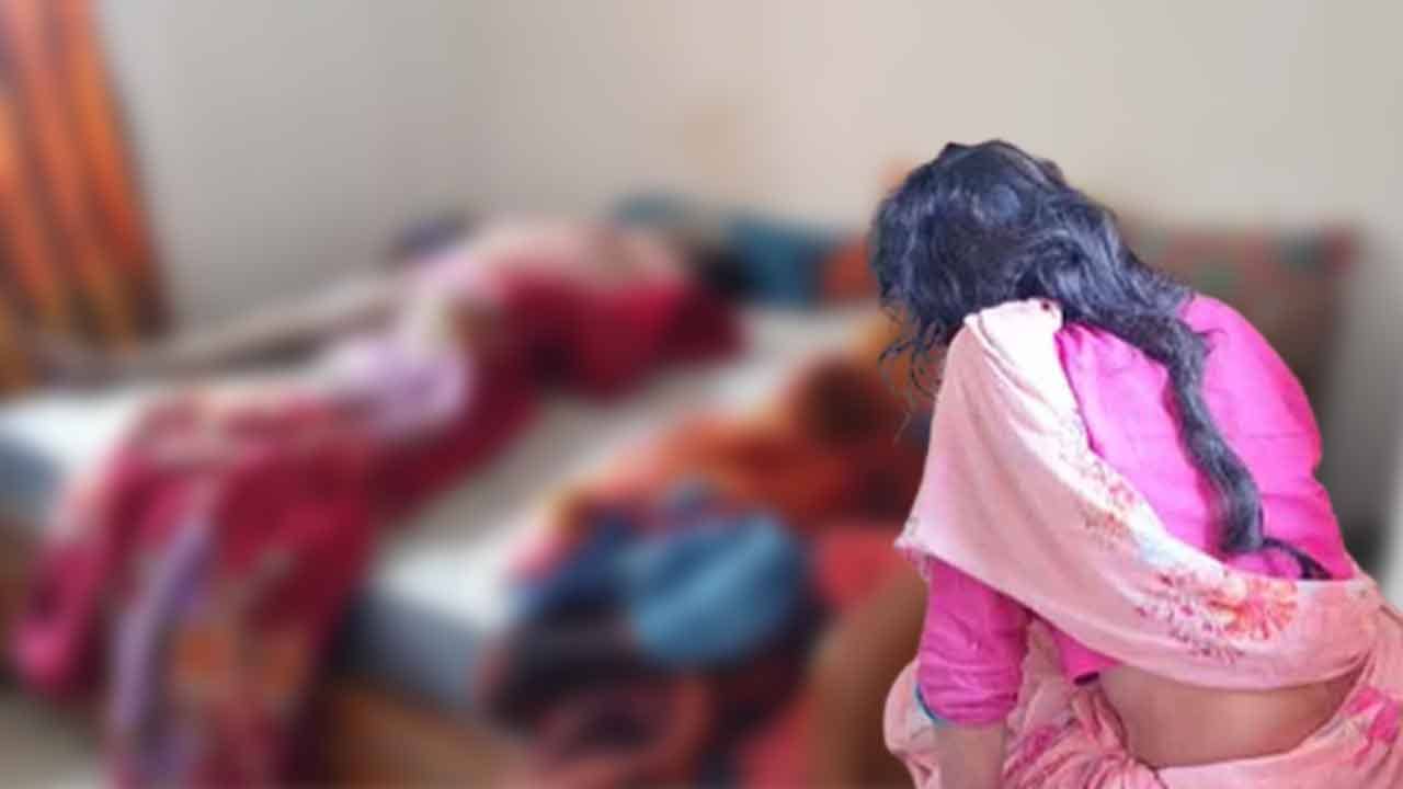 Newtown: অর্ধেক পোশাক নেই মেয়েটির শরীরে, কম্বলের ফাঁক দিয়ে বেরিয়ে ছেলের মুখ! মাকে প্রশ্ন করতেই...