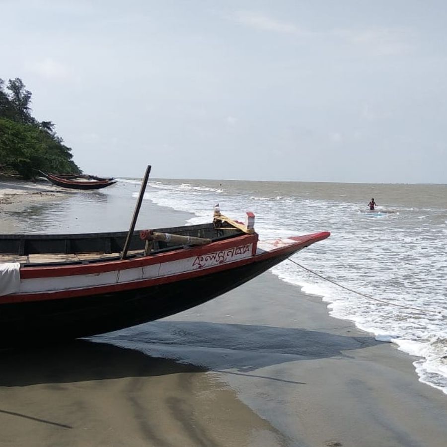 মৌসুনি দ্বীপপুঞ্জ- এই বিষয়ে কোনও সন্দেহ নেই যে দিঘা, তাজপুর, মন্দারমনি, চাঁদপুর অঞ্চলগুলো ঘিঞ্জি হয়েছে উঠেছে। তাই মানুষ নিজেই তৈরি করে নিয়েছে অফবিট। নামখানার কাছে মৌসুনি দ্বীপপুঞ্জ। এখানে রয়েছে সমুদ্রের ভিতর তাঁবুর ভিতর রাত কাটানোর সুযোগ।