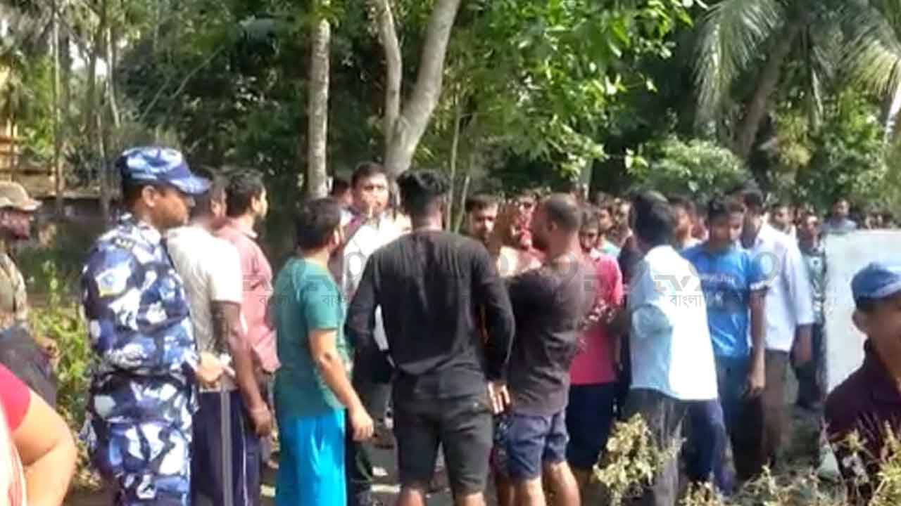 Ashoknagar Case: হাতে ছেঁড়া ব্লাউজ, ভাঙা শাঁখা! অন্য পাড়া থেকে ছেলে ঢুকিয়ে নোংরামি, ক্ষোভে ফেটে পড়ল গ্রামবাসী