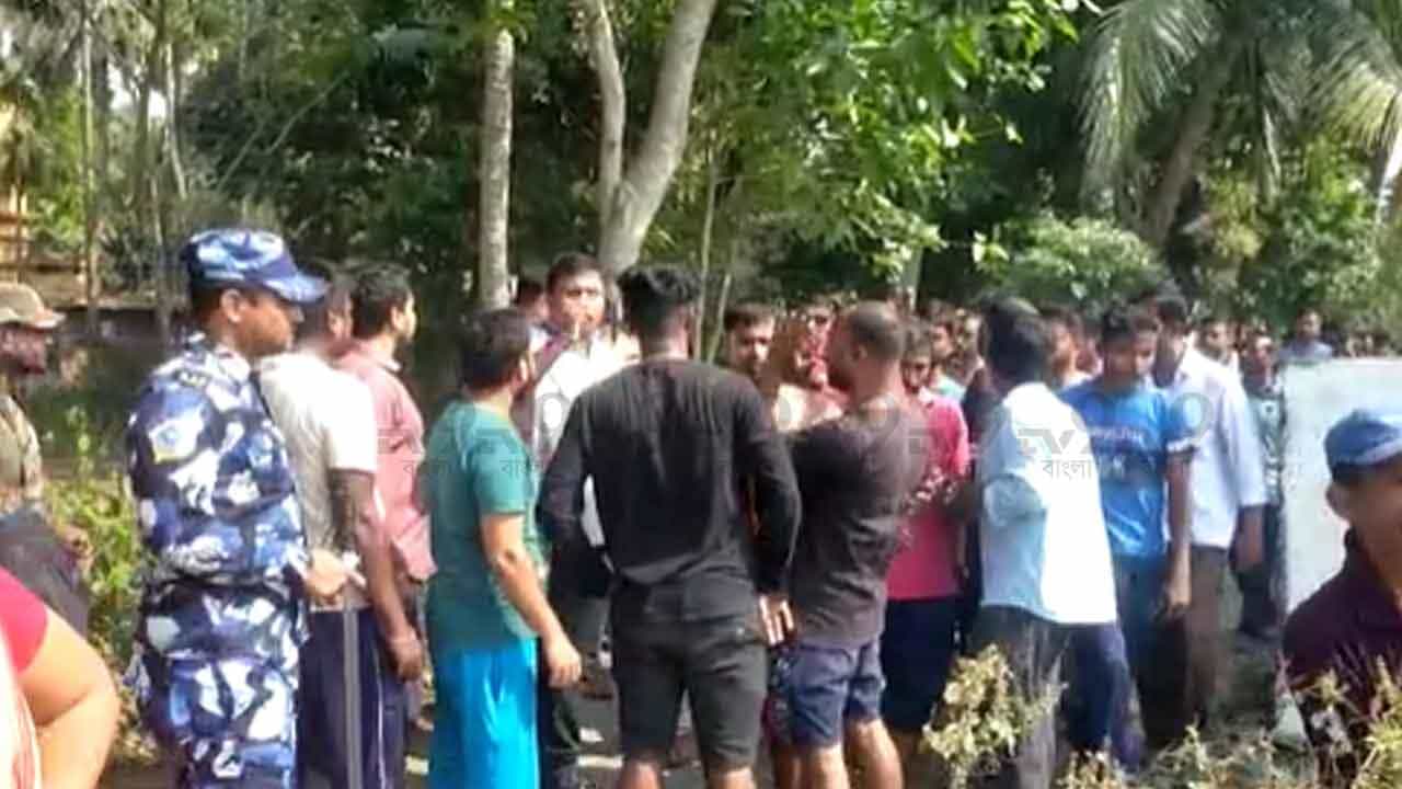 Ashoknagar Case: হাতে ছেঁড়া ব্লাউজ, ভাঙা শাঁখা! অন্য পাড়া থেকে ছেলে ঢুকিয়ে 'নোংরামি', ক্ষোভে ফেটে পড়ল গ্রামবাসী Ashoknagar Case: হাতে ছেঁড়া ব্লাউজ, ভাঙা শাঁখা! অন্য পাড়া থেকে ছেলে ঢুকিয়ে 'নোংরামি', ক্ষোভে ফেটে পড়ল গ্রামবাসী