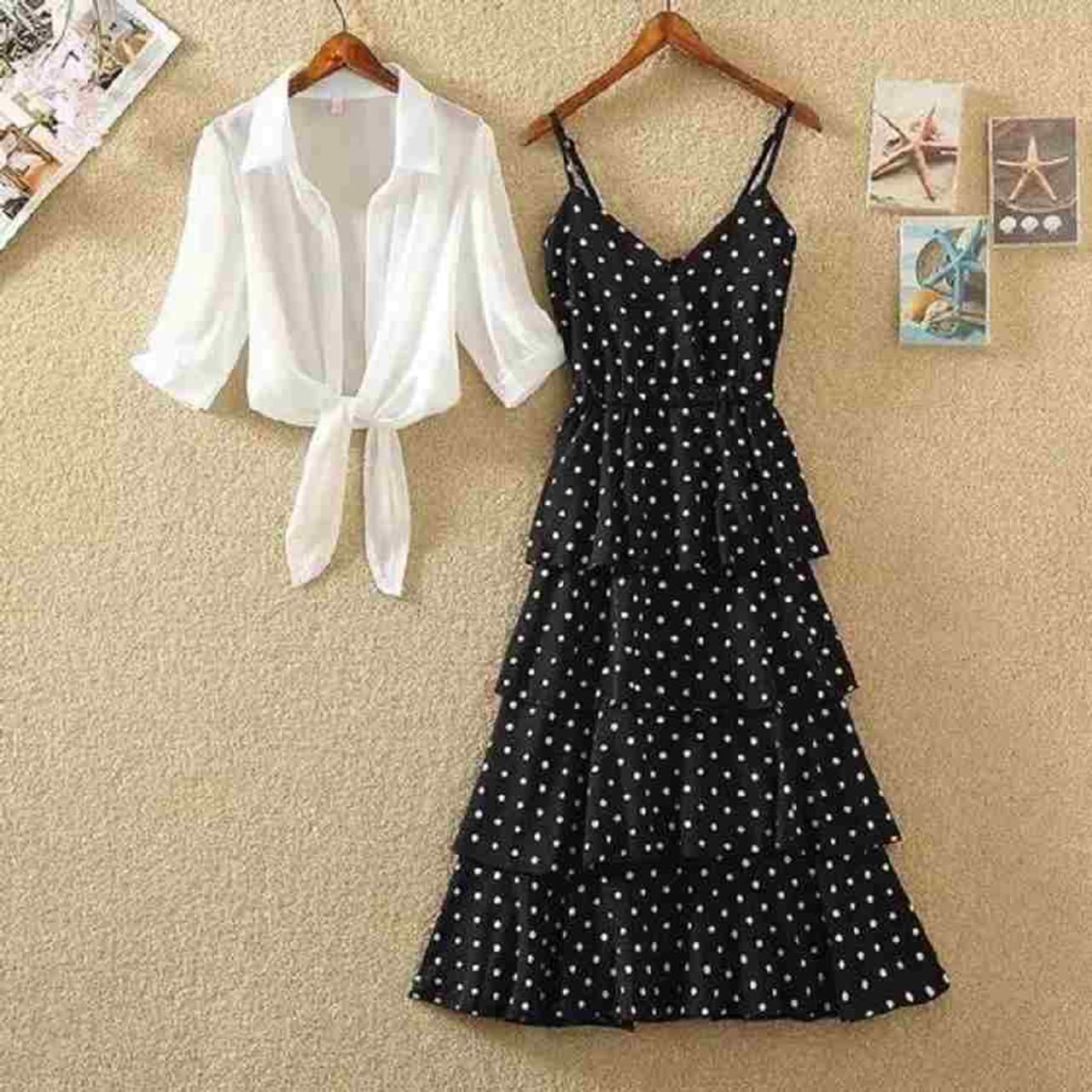 আজ নয়, অনেক বছর আগে থেকেই কিন্তু ভারতীয় ফ্যাশনে চলে আসছে পোলকা ডট। জিনাত আমন থেকে দীপিকা পাড়ুকোন- পোলকা ডটের প্রেমে পড়েছেন সকলেই। অভিনেত্রী থেকে সাধারণ মানুষ সবার মধ্যেই কিন্তু খুব জনপ্রিয় হল এই ফ্যাশন ট্রেন্ড। গরম বড়লেই বাজারে চল বাড়ে পোলকা ডটের জামার। গ্রীষ্ম আর বসন্তের এই মধ্যবর্তীকালীন সময়েই কিন্তু সবচেয়ে বেশি চলে এই পোলকা ডট। 