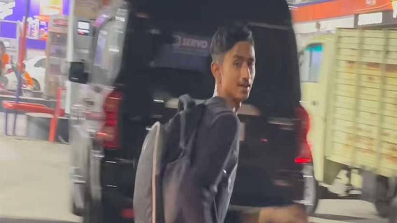 Viral Video: ১০ কিলোমিটার রাস্তা রোজ ছুটেই বাড়ি ফেরেন এই তরুণ! কিন্তু কেন? তরুণের জীবন সংগ্রামের কাহিনি শুনে অবাক নেট দুনিয়া