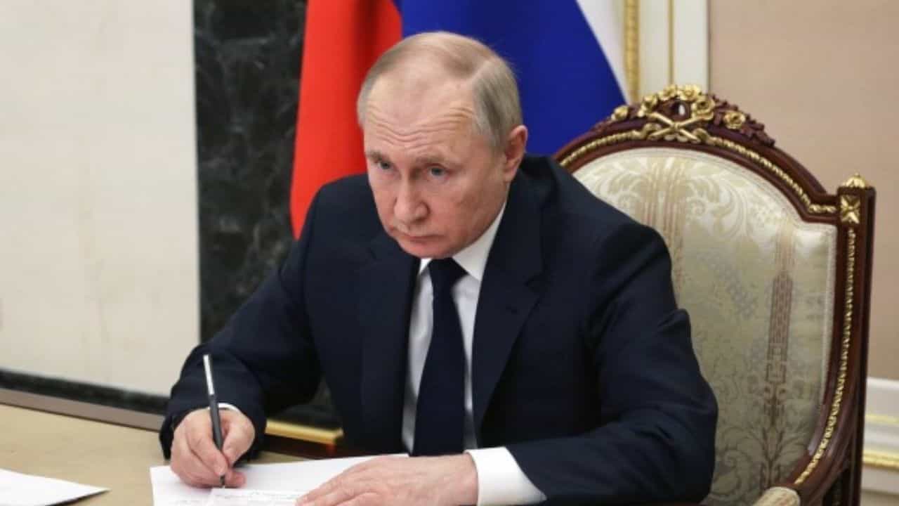Russia-Ukraine Conflict: ক্যানসারে আক্রান্ত পুতিন, ভুলে যাচ্ছেন বারে বারে, তার জন্যই কি যুদ্ধ? চাঞ্চল্যকর দাবি ব্রিটিশ সংবাদ মাধ্যমের Russia-Ukraine Conflict: ক্যানসারে আক্রান্ত পুতিন, ভুলে যাচ্ছেন বারে বারে, তার জন্যই কি যুদ্ধ? চাঞ্চল্যকর দাবি ব্রিটিশ সংবাদ মাধ্যমের