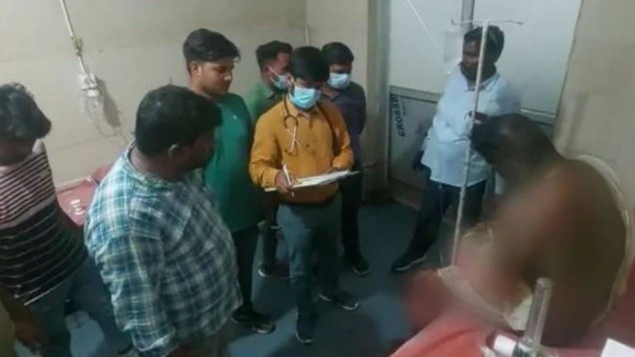 UP Man Set Himself on Fire: চোখে জল, থানার বাইরেই চুপচাপ গায়ে আগুন দিলেন ট্যাক্সিচালক! কারণ শুনে স্তম্ভিত পুলিশ প্রধানও