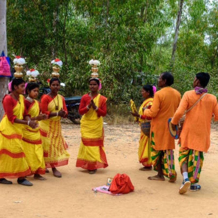 সাধারণত দোল বললেই বাঙালির মাথায় ঘুরপাক খায় শান্তিনিকেতনের কথা। আর আমরা যাঁরা এই কংক্রিটের শহরে থাকি, সবসময় এমন জায়গা খুঁজি যা আমাদের কোলাহল থেকে দূরে নিয়ে যাবে। প্রকৃতির একটু কাছাকাছি যাওয়ার জন্য দু’দিনের সফরে অনেকেই শান্তিনিকেতনকে বেছে নেন। কিন্তু শান্তিনিকেতন ছাড়াও পশ্চিমবঙ্গে এমনও অনেক জায়গা আছে, যেখানে আপনি খুঁজে পেতে পারেন গ্রাম বাংলার সৌন্দর্য। তারই খোঁজ নিয়ে আজকে আমরা হাজির হয়েছি।