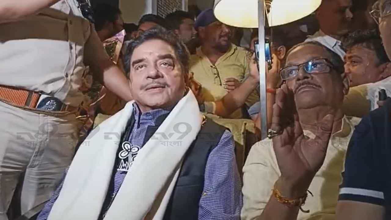 Asansol By-Election: আসানসোলে পা রেখেই বিরোধীদের 'খামোশ' থাকার বার্তা শত্রুঘ্নর