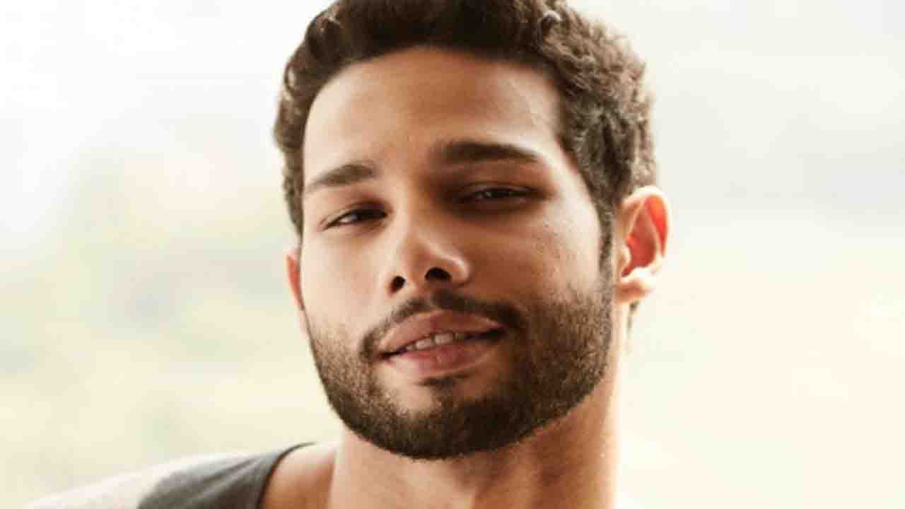 Siddhant Chaturvedi: সিদ্ধান্ত কি 'বিশ্বাসঘাতক', তা হলে সমুদ্র সৈকতে এটা কী করলেন লুঙ্গি পরে?