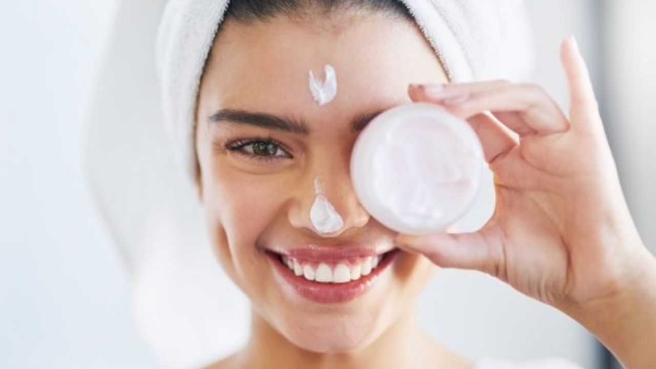 Spring Skin Care Tips: এই বসন্তে ত্বককে রাখুন সতেজ ও মসৃণ! রুটিনে যোগ করুন ৫ জরুরি উপকরণ