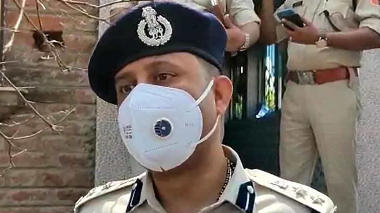 Rampurhat Case: 'এখনও অবধি সাতজনের মৃত্যুর ঘটনা ঘটেছে', জানালেন বীরভূমের পুলিশ সুপার Rampurhat Case: 'এখনও অবধি সাতজনের মৃত্যুর ঘটনা ঘটেছে', জানালেন বীরভূমের পুলিশ সুপার