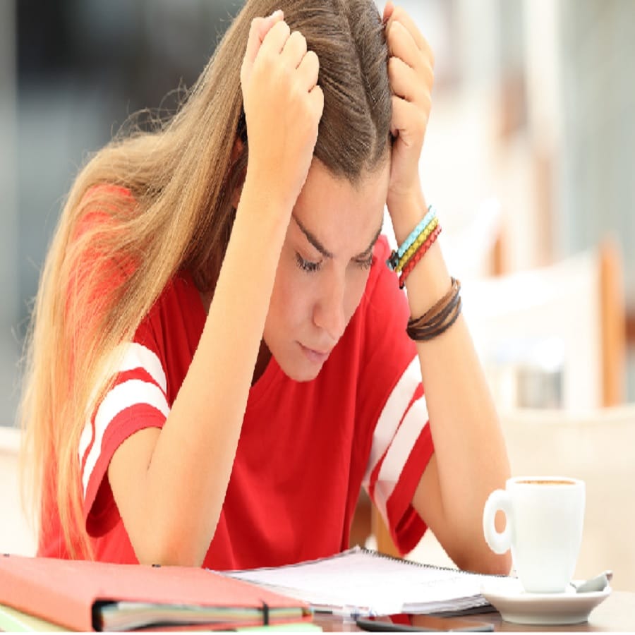 মানসিক চাপ কমান- মানসিক চাপও কমাতে হবে। সব সময় ওজন কমানো নিয়ে চিন্তা করলে কিন্তু ওজন কমে না। উল্টে বেড়ে যাওয়ার সম্ভাবনা থাকে। মন থেকে হাসিখুশি থাকুন। রিল্যাক্স থাকুন। তবেই কিন্তু ওজন কমবে। চিন্তা মুক্ত জীবন হলে ঘুম ভাল হবে সেই সঙ্গে শরীরও থাকবে ভাল