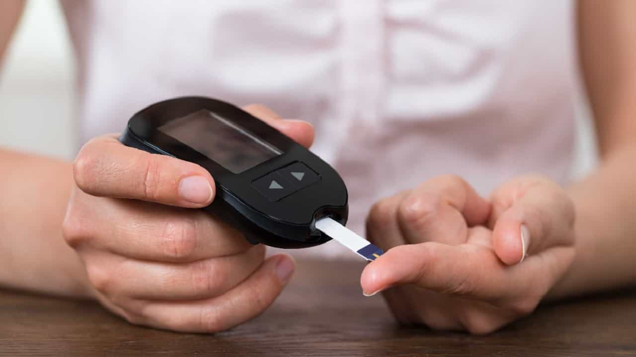 Blood Sugar testing: বাড়িতে রক্তপরীক্ষা করার সময় এই ভুল কখনই নয়... Blood Sugar testing: বাড়িতে রক্তপরীক্ষা করার সময় এই ভুল কখনই নয়...