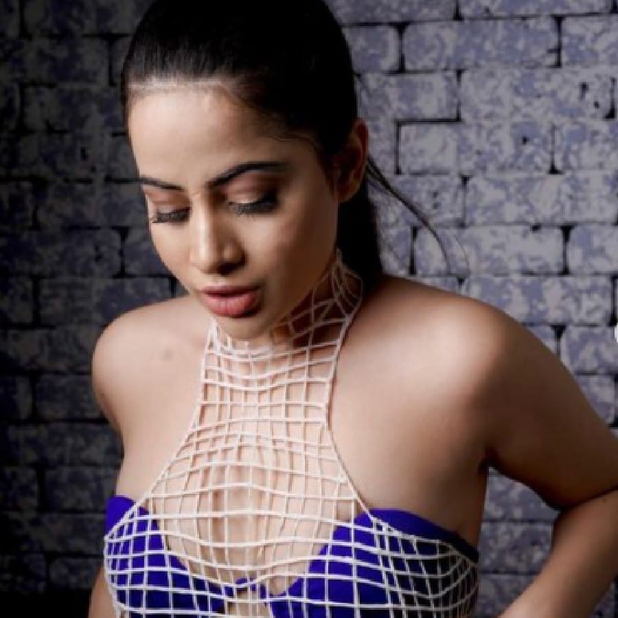 তবে বি-টাউনের অন্দরমহলের ছবিটা সামনে আনতে পিছু পা হননি। যবে থেকে হ্যাসট্যাগ মিটু প্রসঙ্গ সামনে এসেছে, ঠিক তবে থেকেই বি-টাউনের কেচ্ছা আর চাপা পড়ে থাকে না। 