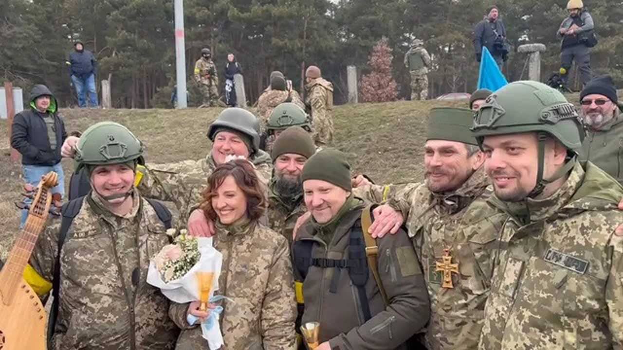 Viral Video: যুদ্ধবিধ্বস্ত ইউক্রেনে প্রেমের পরশ, ২২ বছরের ভালবাসা পূর্ণতা পেল কিয়েভের সেনা ছাউনিতে