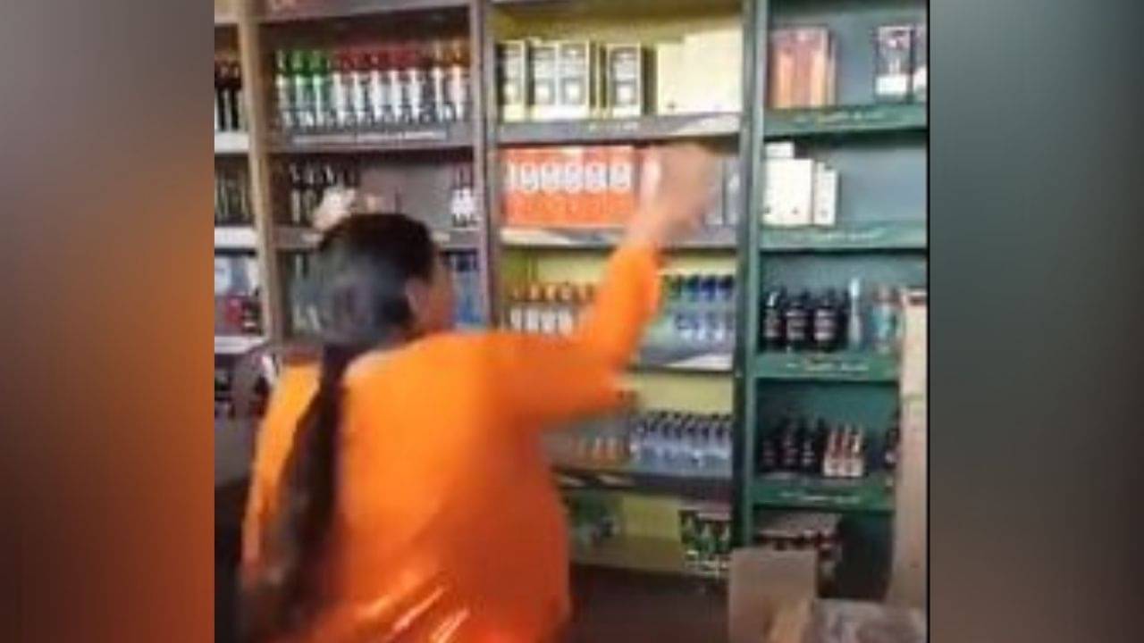 Viral Video of Uma Bharti: দোকান লক্ষ্য করে একের পর এক ঢিল, মদের গঙ্গায় দাঁড়িয়েই দাবাং রূপ বিজেপি নেত্রীর!
