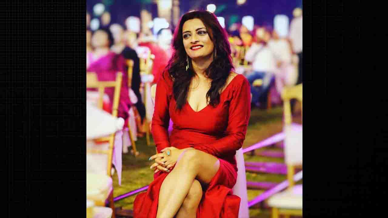 Woman's Day 2022-Ushasie Chakraborty: লাল গাউনের ফাঁক থেকে দেখা যাচ্ছে পায়ের অনেকখানি অংশ, নিজেকেই ট্রোল করলেন 'জুন আন্টি'