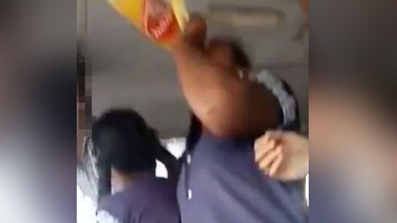 Viral Video of Students Drinking: চলন্ত বাসে হুল্লোড়, বিয়ারের বোতলে চুমুক পড়ুয়াদের, ভাইরাল ভিডিয়ো