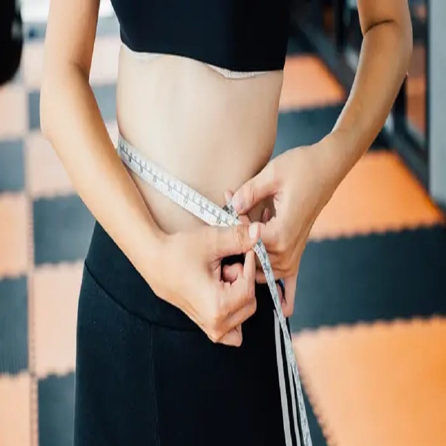 কী ভাবে চটজলদি ওজন ঝরানো (Weight Loss)যায় তা নিয়ে সকলের মধ্যে জল্পনার শেষ নেই। কেউ সকালে ঘুম থেকে উঠেই গুগলে সার্চ করতে বসেন কোন ডায়েটে এক সপ্তাহেই ভুঁড়ি কমে যাবে। আবার কেউ দেখেন বন্ধুর সঙ্গীতের আগে কী ভাবে তিনদিনের মধ্যেই বাড়তি মেদ ঝরিয়ে ফেলা যাবে। একসপ্তাহ না খেয়ে থাকলেই যেমন ওজন কমে যায় না তেমনই তিনদিন জিম করেই শরীরের বাড়তি মেদ ঝরিয়ে ফেলা যায় না। লকডাউনে ওয়ার্ক ফ্রম হোমে অনেকেরই ওজন বেড়েছে। কাজের চাপে সময় করে জিমেও যেতে পারছেন না। এদিকে মনের দুঃখে এক প্যাকেট চিপস নিয়ে ল্যাপটপের পিছনে লুকিয়ে রেখে কাজ করছেন। এতে ঐদৌ কোনও উপকার হচ্ছে কি? তাই রইল কিছু টিপস। এই টিপস মেনে ওজন ঝরালে লাগবে না কোনও ডায়েট। কষ্ট করে করতে হবে না শরীরচর্চাও