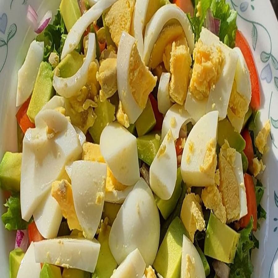 চিবিয়ে খাবার খান- যতই দেখতে বোকা বোকালাগুক না কেন খাবার সব সময় সময় নিয়ে চিবিয়ে খাওয়া উচিত। খাবার চিবিয়ে না খেলে একাধিক সমস্যা হয়। তা ঠিকমত হজম হয় না। হজমের সমস্যা হলেই কিন্তু সেখান থেকে গ্যাস-অম্বল বাড়বে। খাবার চিবিয়ে খাওয়া শুরু করুন। ওজন কমবেই।