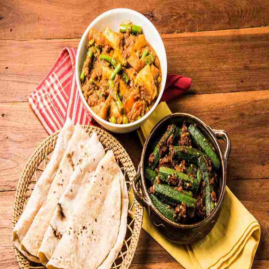 জল খান প্রচুর- দিনের মধ্যে ৭-৮ গ্লাস জল অবশ্যই খাবেন। এছাড়াও গরম পড়ছে। ফলে ডিটক্স ওয়াটারও বানিয়ে খান। সম্ভব হলে এক গ্লাস করে ডাবের জল খান। এতে শরীর যেমন ভাল থাকে তেমনই কিন্তু শরীরে জলের চাহিদাও পূরণ হয়। আর জল আমাদের শরীরে ওজন কমাতেও সাহায্য করে। জল বেশি করে খেলে ক্যালোরি কম খাওয়া হয়