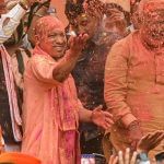 Viral Video of Baby Yogi Adityanath: 'বেবি যোগী আদিত্যনাথ'-ও তাঁর বাবার কোলে চেপেই লখনউয়ের দলীয় কার্যালয়ে হাজির হয়। সাজগোজে যোগী আদিত্যনাথকে অনুকরণ করা ছাড়াও, পিঠে বিশেষ বার্তাও লেখা ছিল তাঁর। 