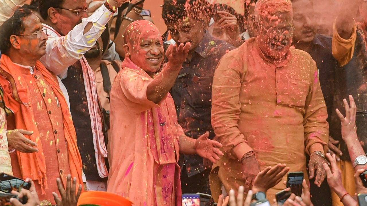 Viral Video of Baby Yogi Adityanath: পরনে গেরুয়া বসন, হাতে বুলডোজ়ার, বাবার কোলে চেপে দলীয় কার্যালয়ে এলেন যোগী!