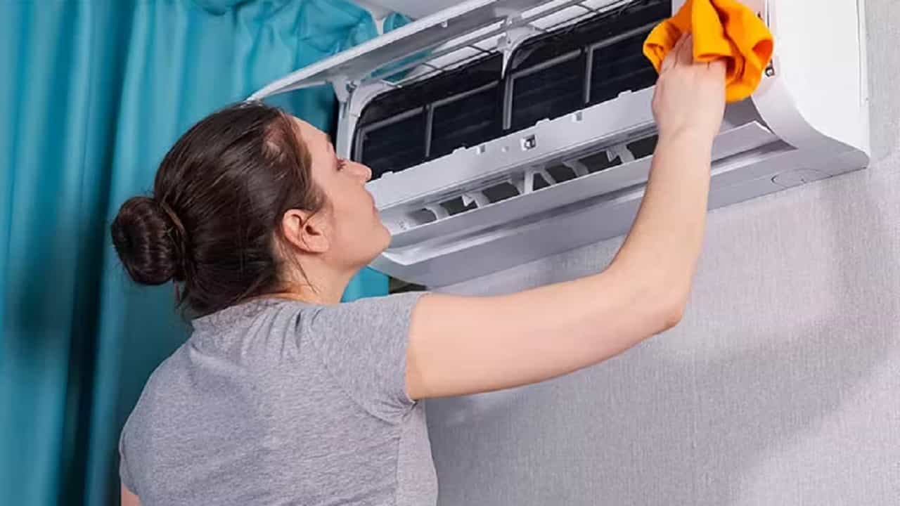 How To Clean AC At Home: মেকানিক না ডেকে নিজে এসি পরিষ্কার করুন, বিনা খরচে ঘর হবে আরও ঠান্ডা, জেনে নিন টিপস How To Clean AC At Home: মেকানিক না ডেকে নিজে এসি পরিষ্কার করুন, বিনা খরচে ঘর হবে আরও ঠান্ডা, জেনে নিন টিপস