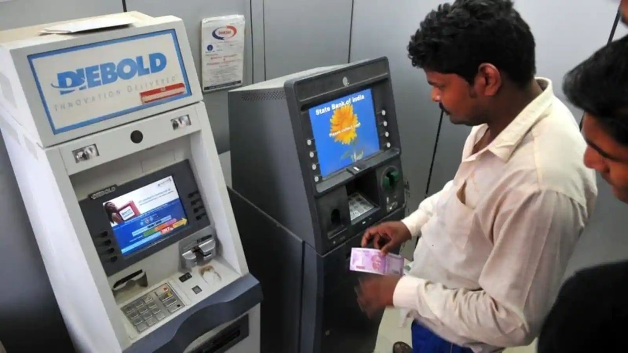 ATM without card: ডেবিট কার্ড সঙ্গে নেই পকেটে? টাকা তুলতে মোবাইলটা সঙ্গে থাকলেই যথেষ্ট