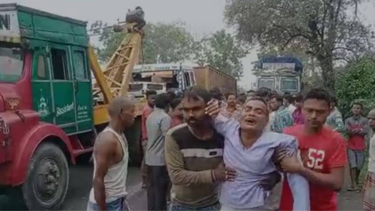 Jalpaiguri Child Death: এক ধাক্কায় ছিটকে পড়ল স্কুটি থেকে, রাক্ষুসে ডাম্পার মুহুর্তেই কেড়ে নিল ছটফটে শিশুটির প্রাণ