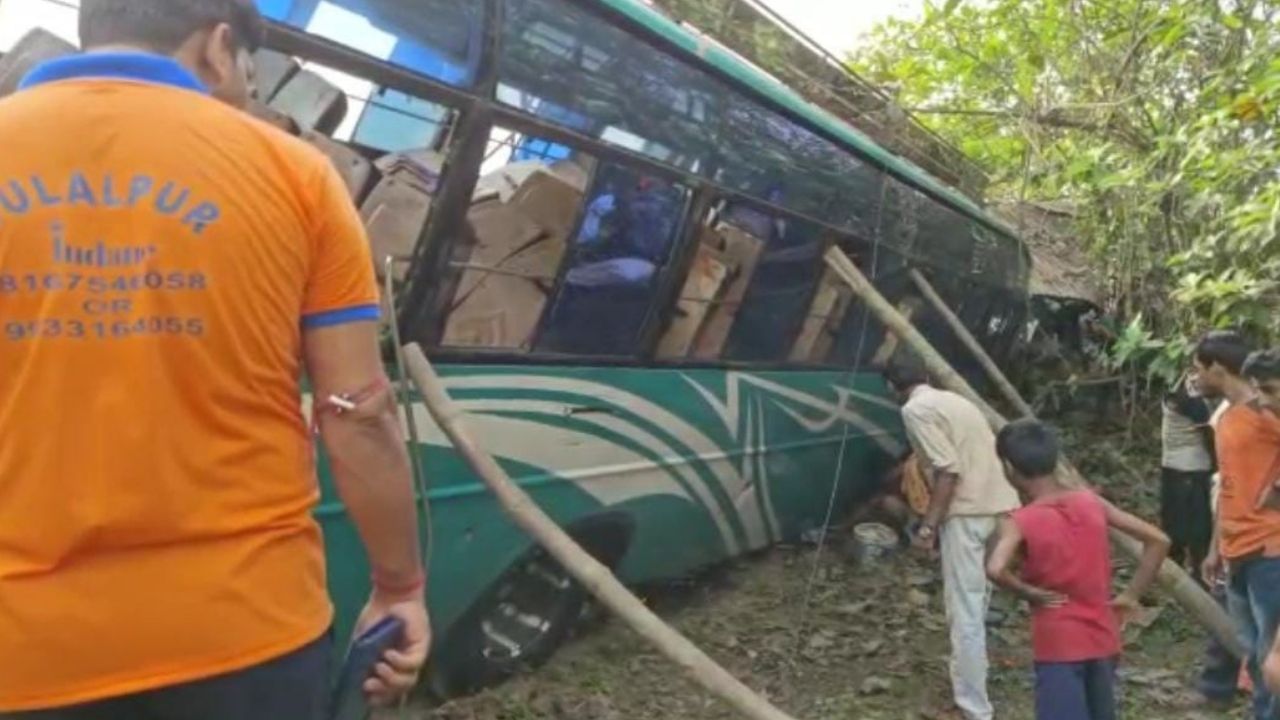 Purba Medinipur Accident: নিয়ন্ত্রণ হারিয়ে হঠাৎ উল্টে গেল যাত্রী বোঝাই বাস, শনিবারের সকাল বেলায় অঘটন