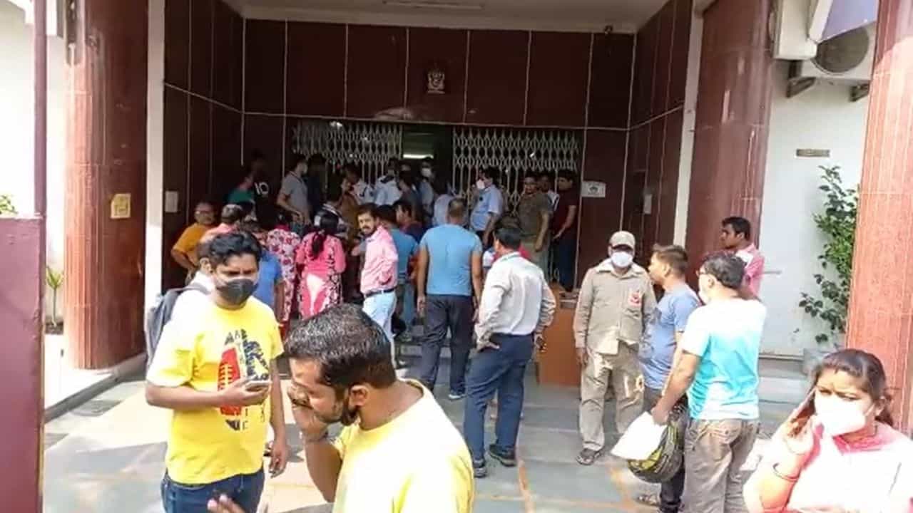 Saltlake School Bus: কেন বাড়ি যেতে দেরি হল পড়ুয়াদের? সমস্যা কী হয়েছিল? খোঁজখবর নিতে সল্টলেকের স্কুলে সিআইডি Saltlake School Bus: কেন বাড়ি যেতে দেরি হল পড়ুয়াদের? সমস্যা কী হয়েছিল? খোঁজখবর নিতে সল্টলেকের স্কুলে সিআইডি
