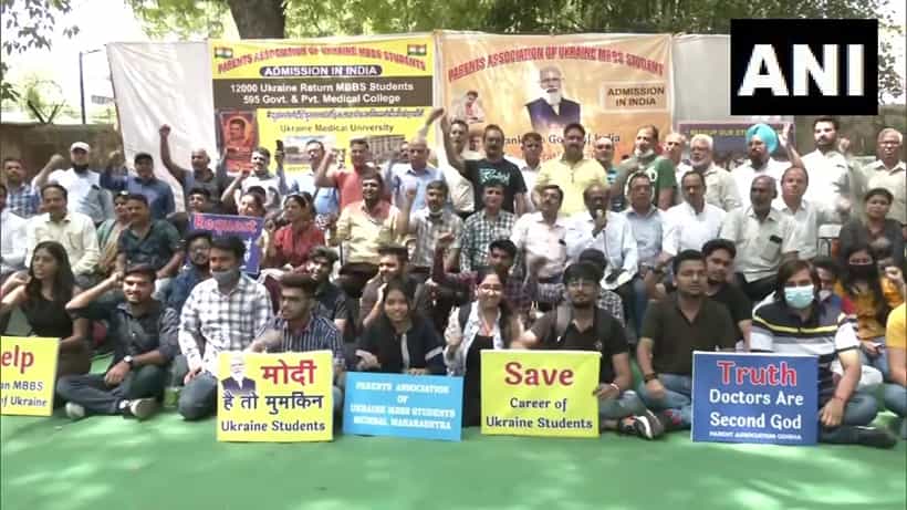 Agitation : ভারতীয় কলেজে ভর্তির দাবি নিয়ে রাজপথে ইউক্রেন ফেরত পড়ুয়ারা
