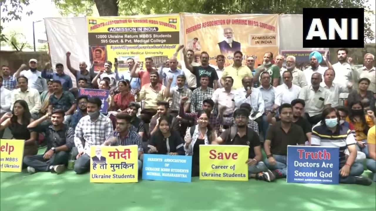 Agitation : ভারতীয় কলেজে ভর্তির দাবি নিয়ে রাজপথে ইউক্রেন ফেরত পড়ুয়ারা Agitation : ভারতীয় কলেজে ভর্তির দাবি নিয়ে রাজপথে ইউক্রেন ফেরত পড়ুয়ারা