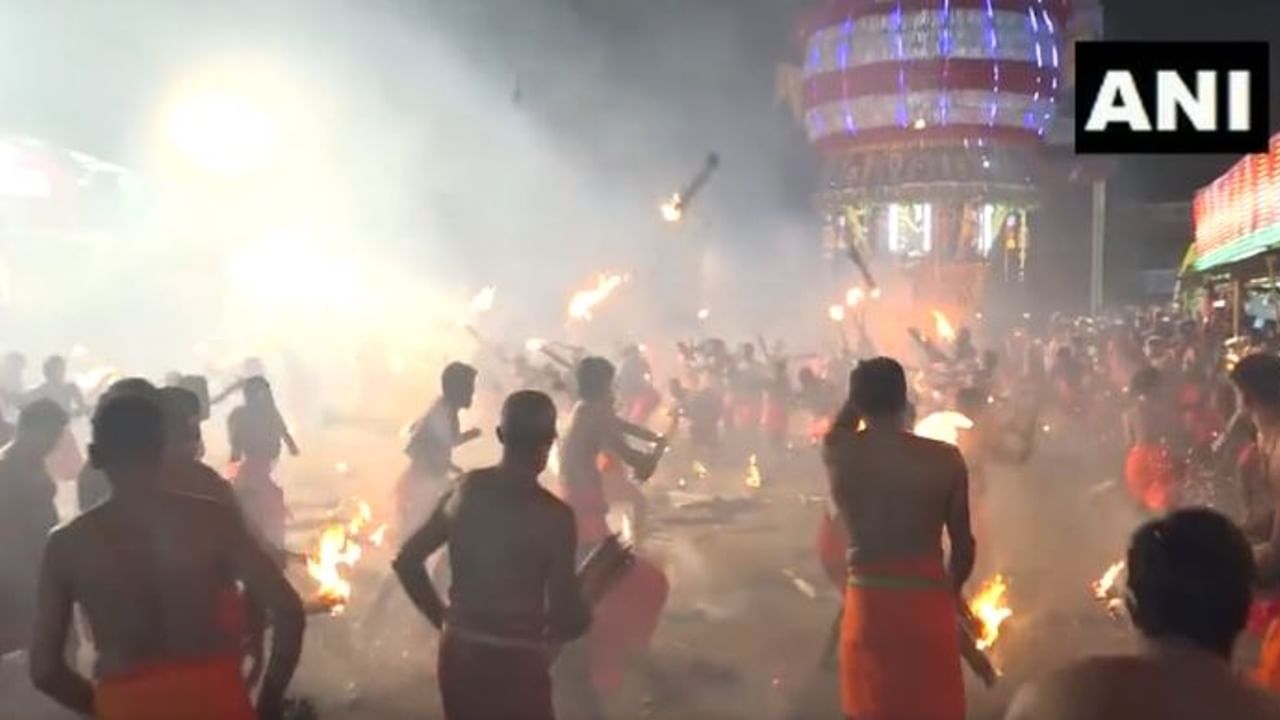 Karnataka Festival : একে অপরের দিকে ছুড়ছে জ্বলন্ত তালপাতা...এ কোন উৎসব কর্নাটকে?