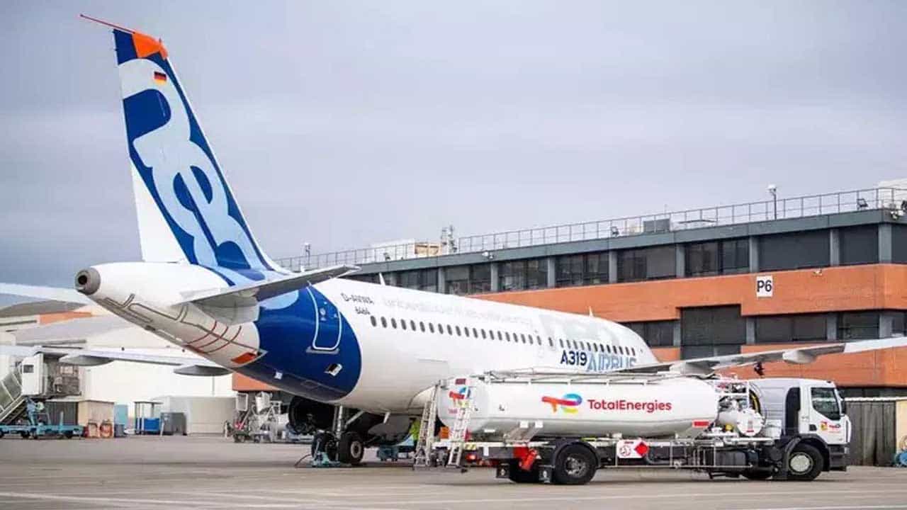 Airbus A308: রান্নার তেলে উড়ল বিরাট বড় প্লেন! Airbus A308: রান্নার তেলে উড়ল বিরাট বড় প্লেন!