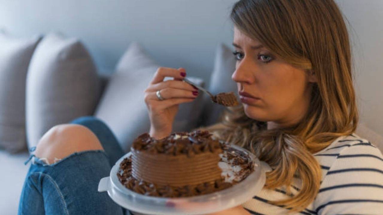 Stress Eating: মানসিক চাপের মধ্যে বেশি করে চিপস, চকোলেট খাচ্ছেন? কেন হয় এমন, ব্যাখ্যা করলেন পুষ্টিবিদ