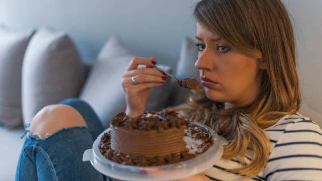 Stress Eating: মানসিক চাপের মধ্যে বেশি করে চিপস, চকোলেট খাচ্ছেন? কেন হয় এমন, ব্যাখ্যা করলেন পুষ্টিবিদ Stress Eating: মানসিক চাপের মধ্যে বেশি করে চিপস, চকোলেট খাচ্ছেন? কেন হয় এমন, ব্যাখ্যা করলেন পুষ্টিবিদ
