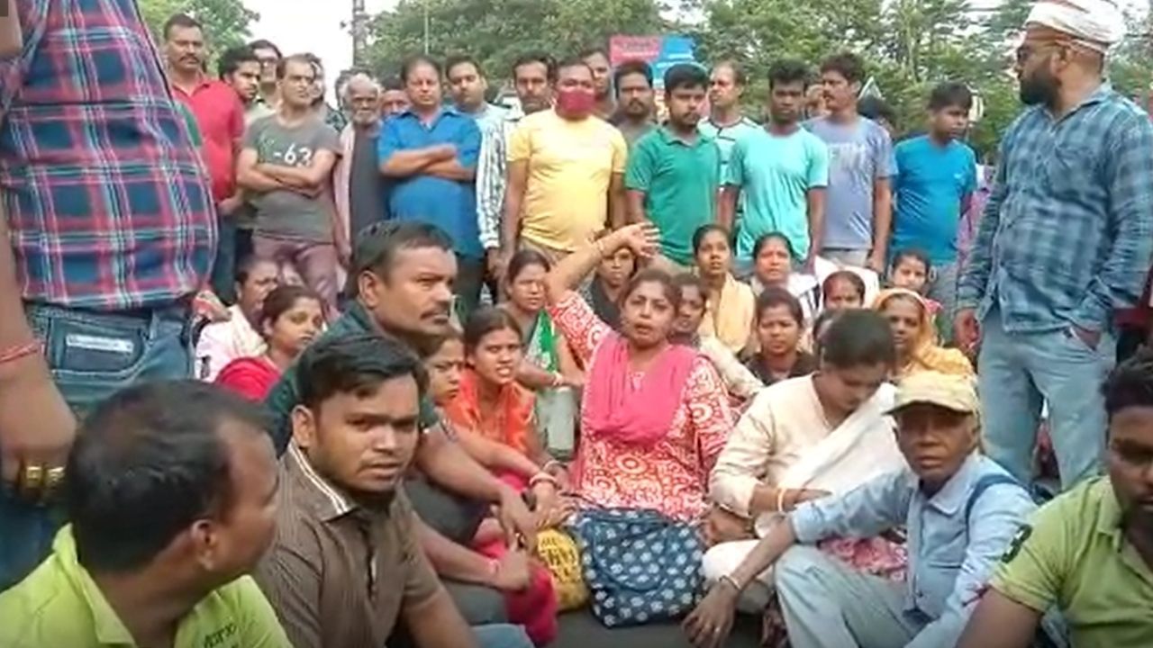 Asansol Accident: সেকেন্ডেই পিষে দিল মিনিবাস, ক্ষণিকের মধ্যে মা হারা ২ যমজ সন্তান Asansol Accident: সেকেন্ডেই পিষে দিল মিনিবাস, ক্ষণিকের মধ্যে মা হারা ২ যমজ সন্তান