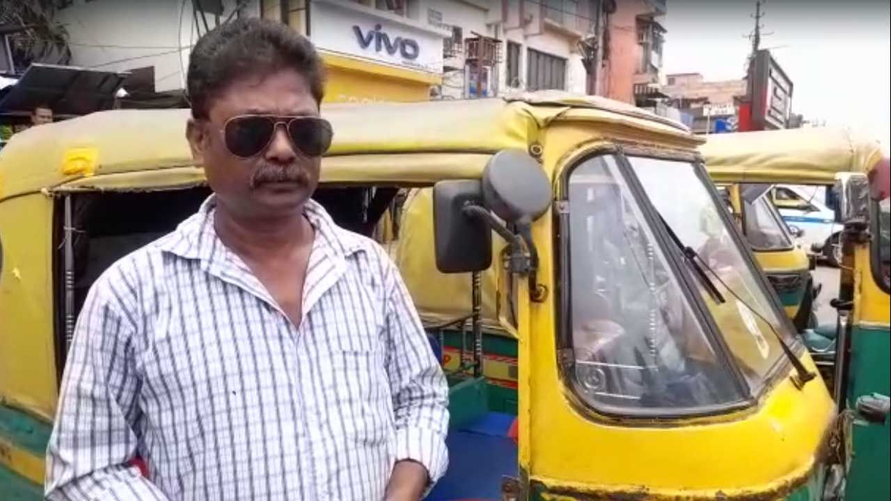 Passenger Auto Driver clash: অটোচালকের সঙ্গে তুমুল বচসা, লঙ্কার গুঁড়ো ছিটিয়েই ছুট মহিলা যাত্রীর Passenger Auto Driver clash: অটোচালকের সঙ্গে তুমুল বচসা, লঙ্কার গুঁড়ো ছিটিয়েই ছুট মহিলা যাত্রীর