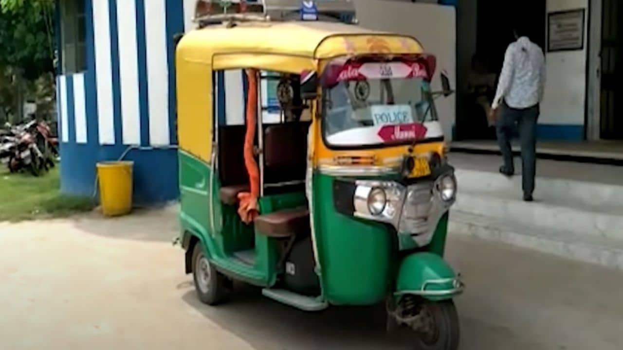 Shantipur : প্রিজ়ন ভ্যান নয়, পুলিশের স্টিকার সাঁটা অটোয় চাপিয়েই অভিযুক্তদের আনা হল আদালতে