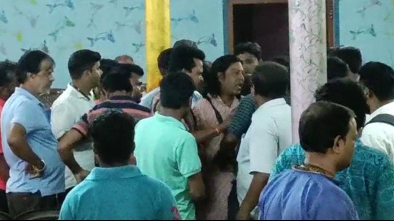 BJP Group Clash Chaos: 'বৈঠকে ডাকা হয়নি', আদি বনাম নব্য বিজেপি কর্মীদের গোষ্ঠী সংঘর্ষে তুলকালাম নন্দকুমার BJP Group Clash Chaos: 'বৈঠকে ডাকা হয়নি', আদি বনাম নব্য বিজেপি কর্মীদের গোষ্ঠী সংঘর্ষে তুলকালাম নন্দকুমার