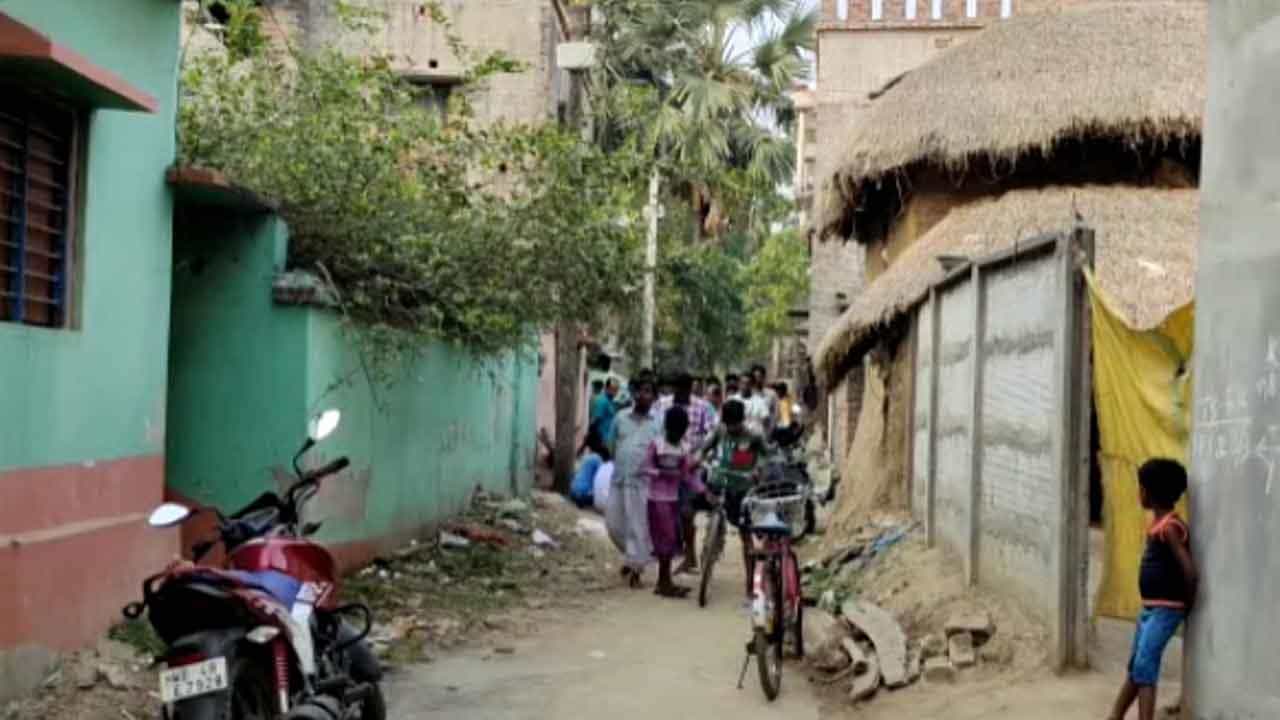 Katwa Crime News: পরিচারিকা এলেই রান্নাঘরের সামনে দিয়ে ঘুরঘুর করতেন স্বামী... চরম নৃশংসতার ছাপ ছেড়ে গেলেন স্ত্রী Katwa Crime News: পরিচারিকা এলেই রান্নাঘরের সামনে দিয়ে ঘুরঘুর করতেন স্বামী... চরম নৃশংসতার ছাপ ছেড়ে গেলেন স্ত্রী