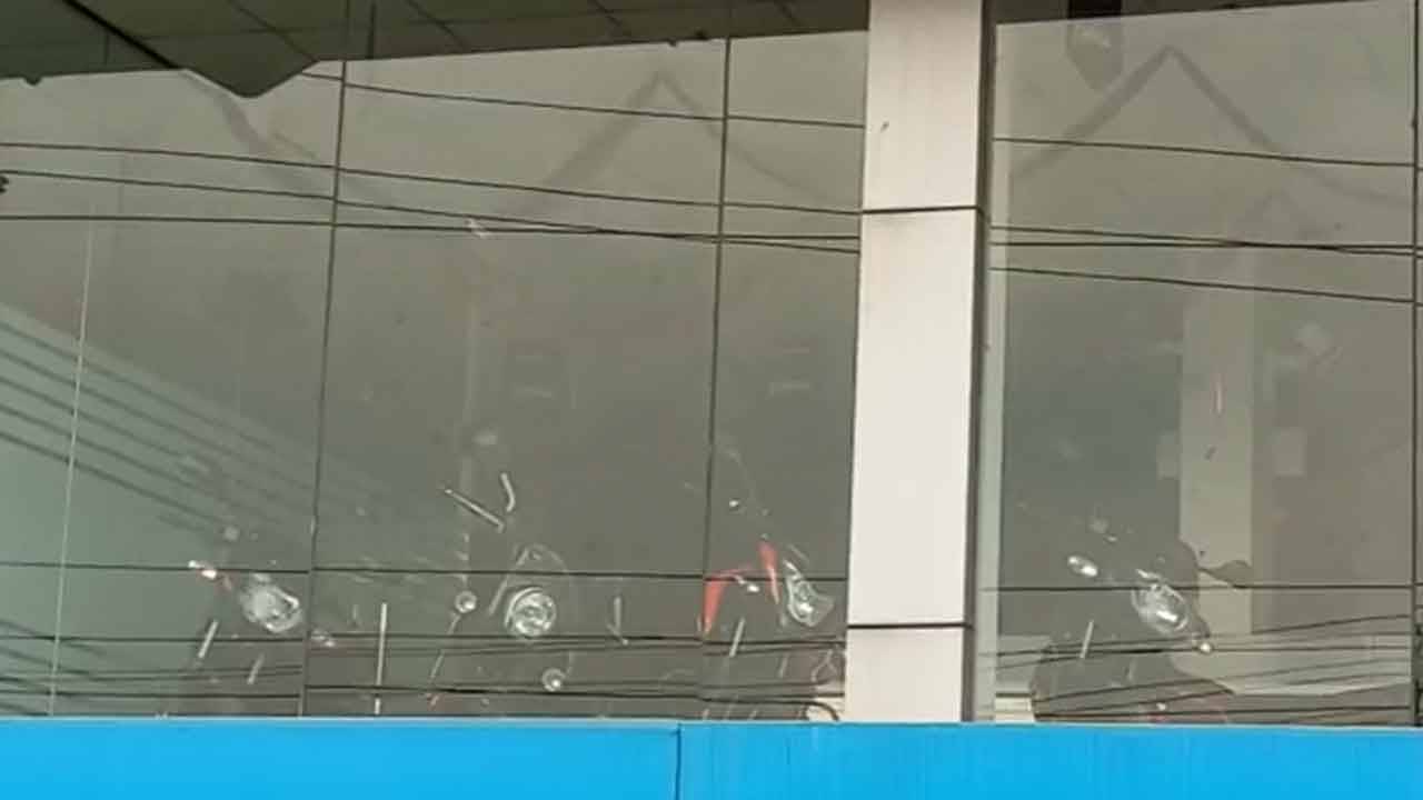 Naihati Mysterious Death: ওরা আমাকে সাত-আট জন মিলে..., গাড়ির শোরুমেই যুবকের সঙ্গে ভয়ঙ্কর কাণ্ড, চরম অবস্থায় উদ্ধার ক্রেতা