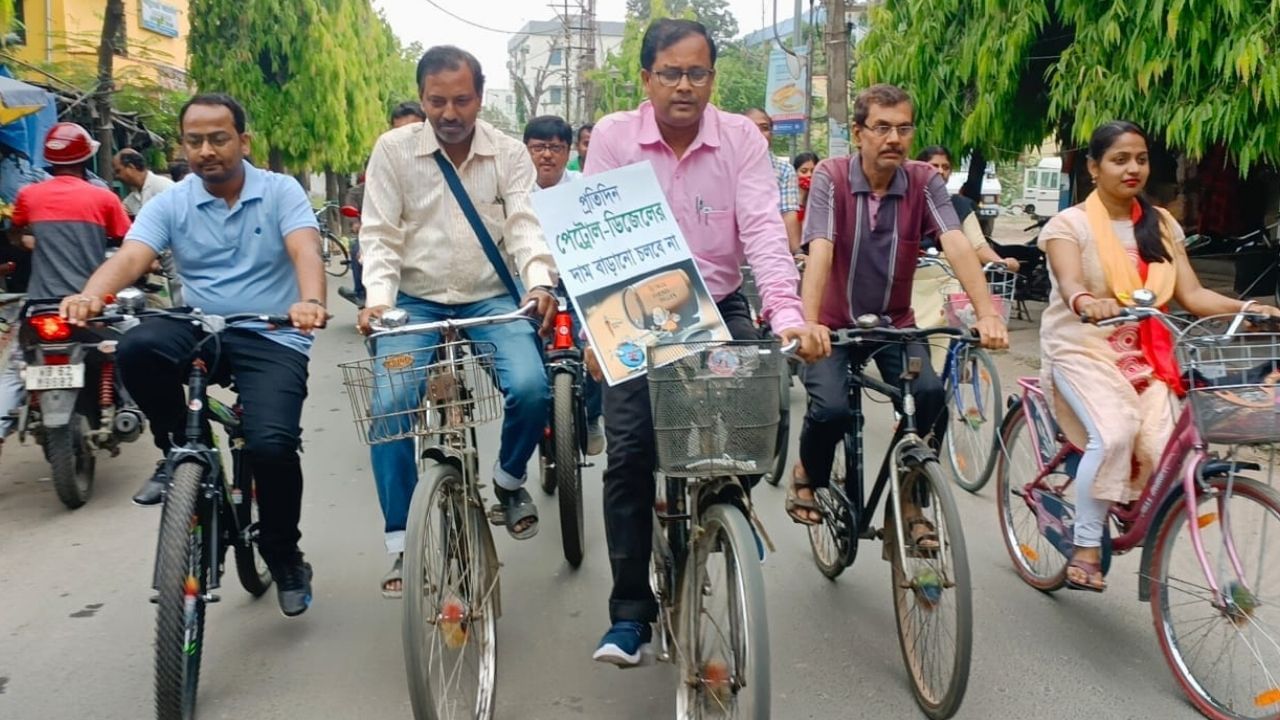 Balurghat Petrol-Diesel Protest: অহরহ বাড়ছে দাম, সাইকেল চালিয়ে প্রতীকী প্রতিবাদ তৃণমূলের