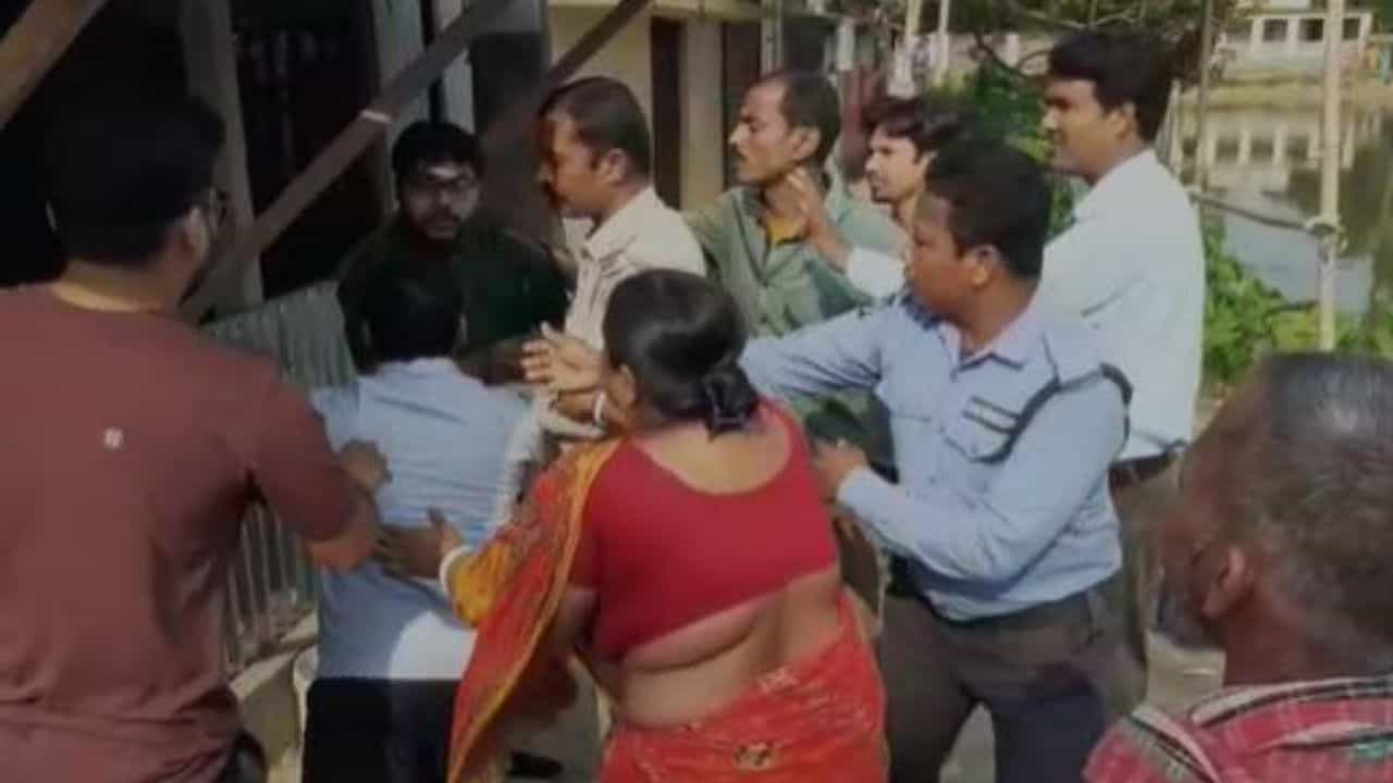 Fake Lab Test: রমরমিয়ে চলছিল অবৈধ ল্যাব, প্রতিবাদ করতেই তৃণমূল নেতা-মন্ত্রীর নাম করে হুমকি, বিএমওএইচের উপর হামলা Fake Lab Test: রমরমিয়ে চলছিল অবৈধ ল্যাব, প্রতিবাদ করতেই তৃণমূল নেতা-মন্ত্রীর নাম করে হুমকি, বিএমওএইচের উপর হামলা