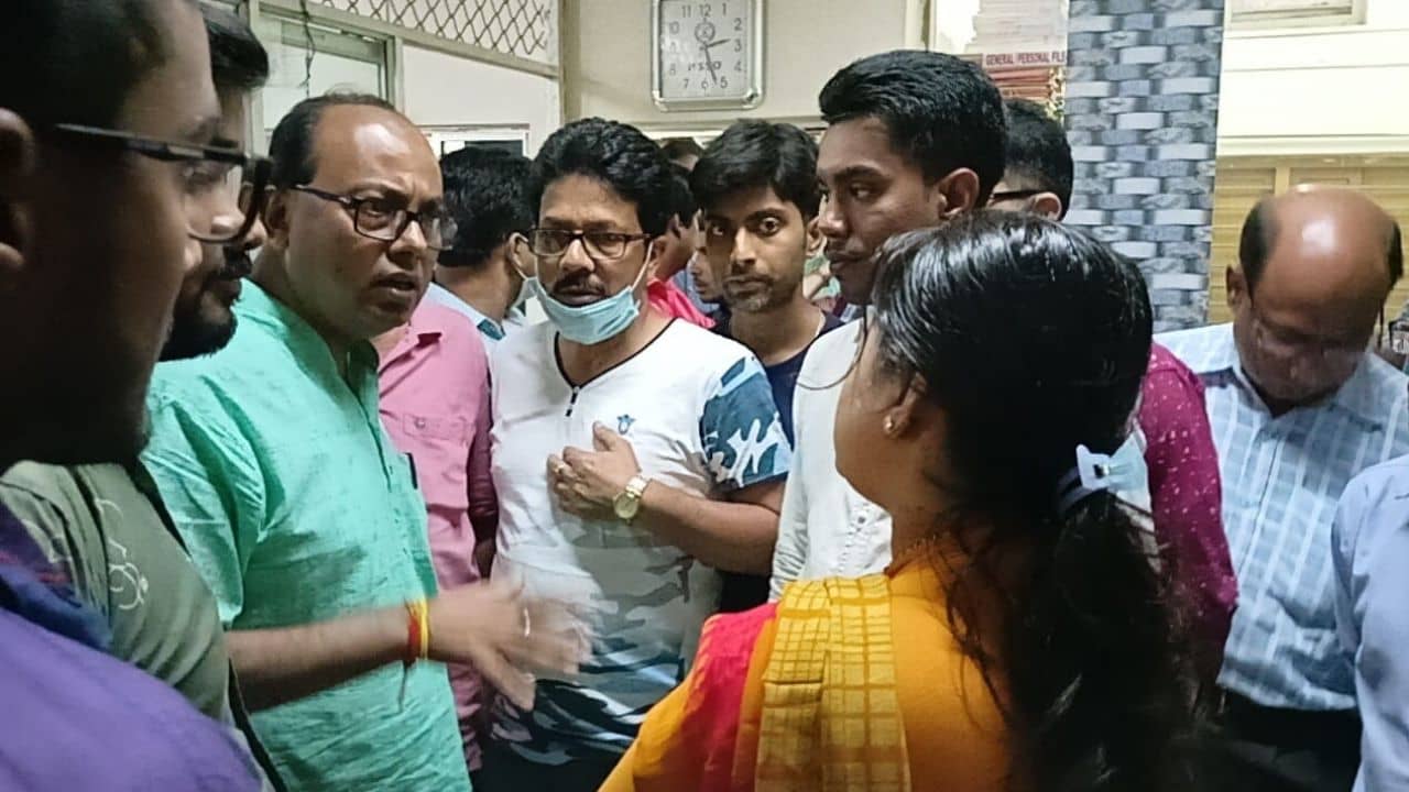 Balurghat Chaos: মদ্যপ অবস্থায় দাদাগিরি পুরসভায়, তৃণমূল ঘনিষ্ঠ ঠিকাদারদের হেনস্থা ইঞ্জিনিয়রকে